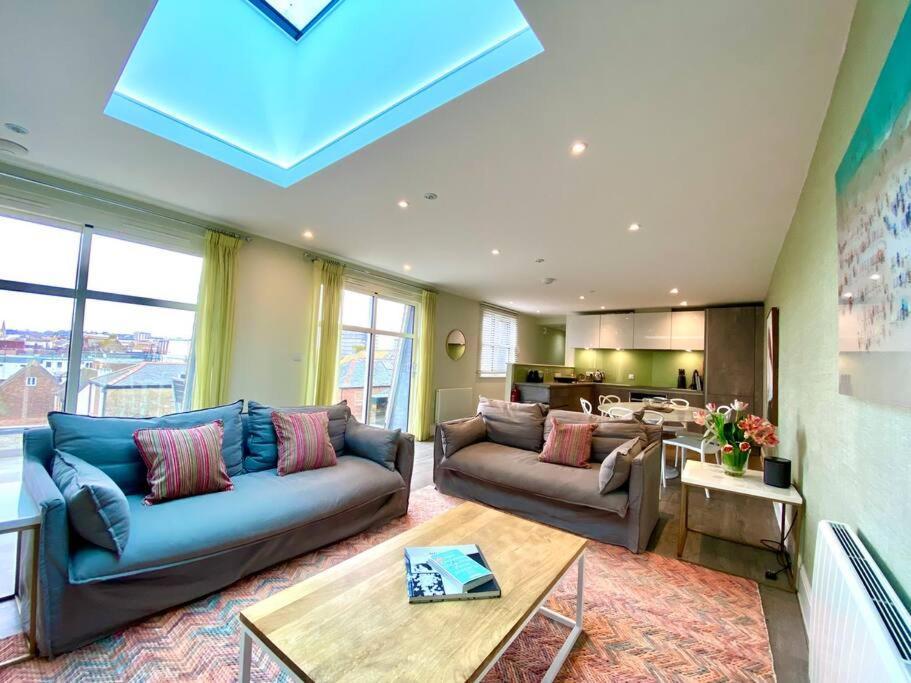 Stunning 3 Bedroom Penthouse Apartment - Free Parking & Wifi - 1 Minute Walk To Poole Quay - Great Location - Free Parking - Fast Wifi - Smart Tv - Newly Decorated - Sleeps Up To 6! Close To Poole & Bournemouth & Sandbanks Eksteriør billede