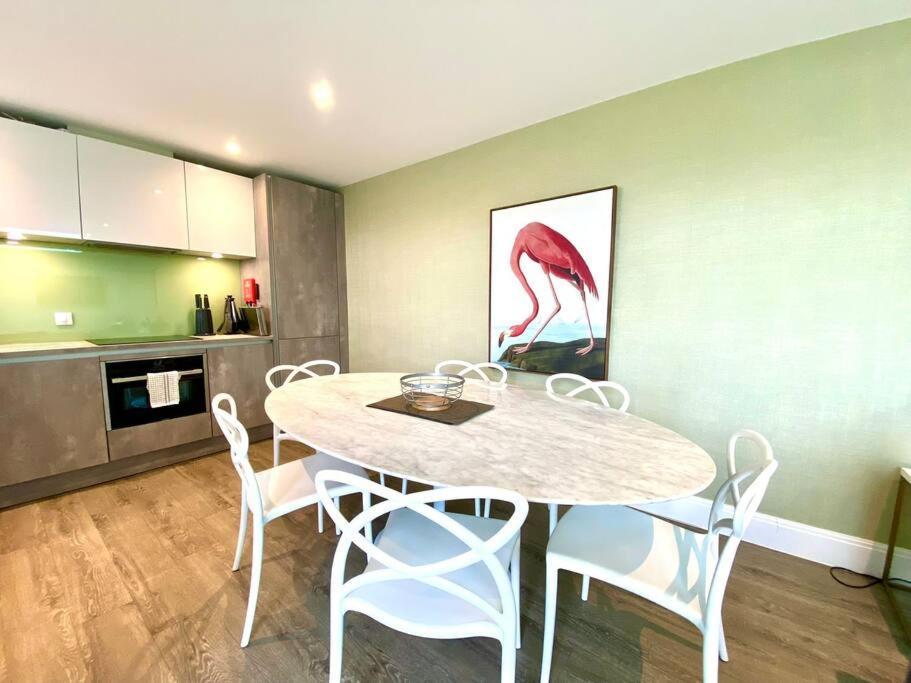 Stunning 3 Bedroom Penthouse Apartment - Free Parking & Wifi - 1 Minute Walk To Poole Quay - Great Location - Free Parking - Fast Wifi - Smart Tv - Newly Decorated - Sleeps Up To 6! Close To Poole & Bournemouth & Sandbanks Eksteriør billede