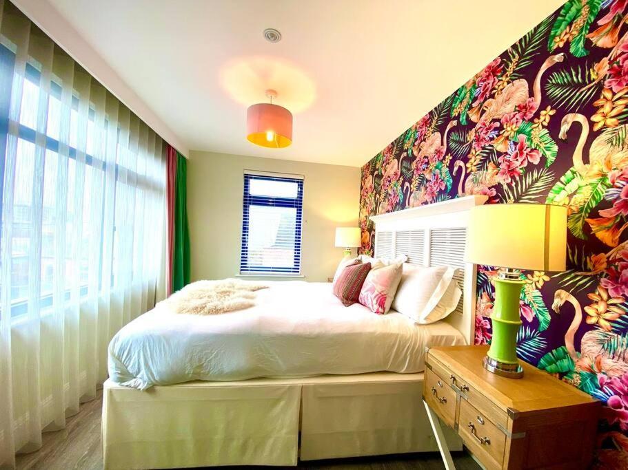 Stunning 3 Bedroom Penthouse Apartment - Free Parking & Wifi - 1 Minute Walk To Poole Quay - Great Location - Free Parking - Fast Wifi - Smart Tv - Newly Decorated - Sleeps Up To 6! Close To Poole & Bournemouth & Sandbanks Eksteriør billede